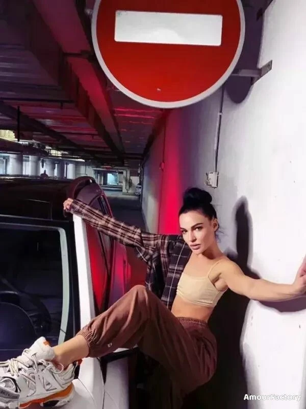 Elena Profile image 2